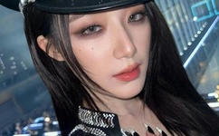 杨幂收图收到手机要放不下了